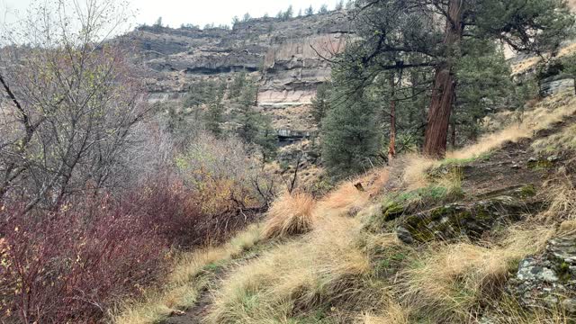 Central Oregon – Steelhead Falls – Hiking Shoreline of Crooked River – 4K