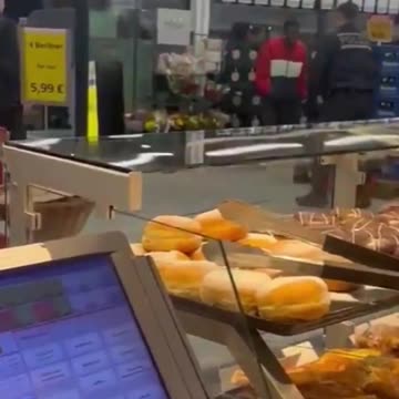 The German police explain to fake asylum seeker that stealing is not allowed in