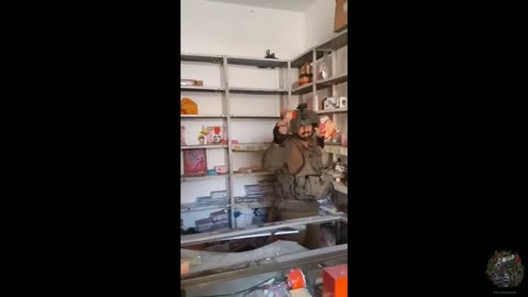 Israel Soldiers smashes up a Gift Shop!