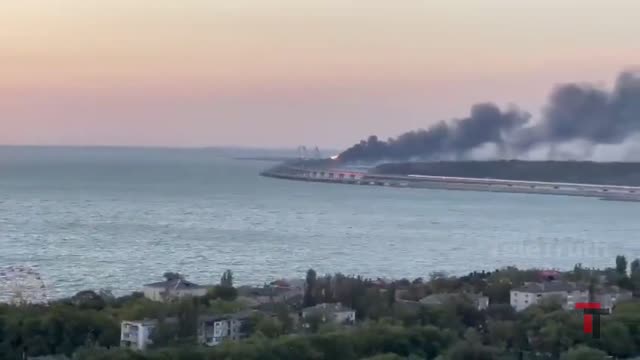 ATTACCO TERRORISTICO:detonazione di un camion bomba sul ponte di Crimea.Massiccia esplosione del ponte di Kerch in Crimea che conferma le mie accuse del terrorismo ucraino e occidentale.l'Ucraina ha rivendicato l'attacco..