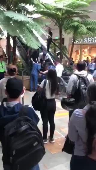 Rescatan a niño que quedó atrapado en escaleras eléctricas en Medellín