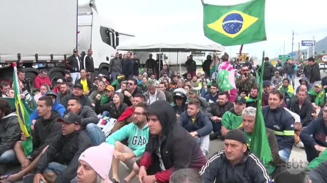 Tripulantes são socorridos em praia após pouso de emergência em SC | Repórter SBT (17/11/2022)