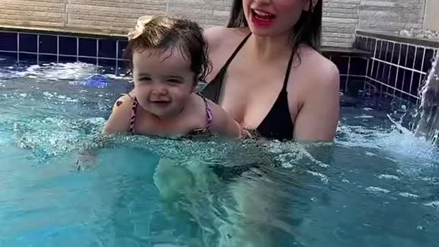 Primeira vez da nossa Melissa na piscina!