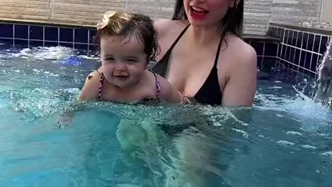 Primeira vez da nossa Melissa na piscina!