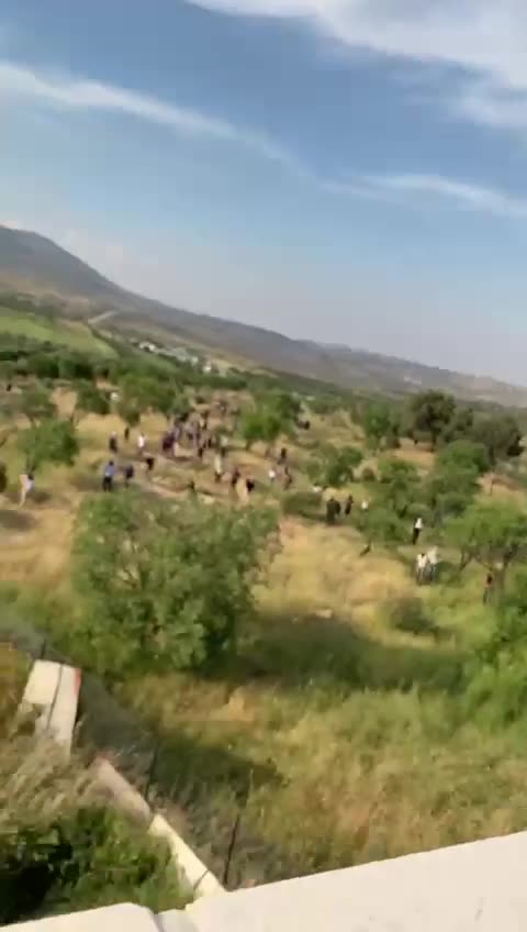 Coloni sionisti tentano di invadere le case dei palestinesi.