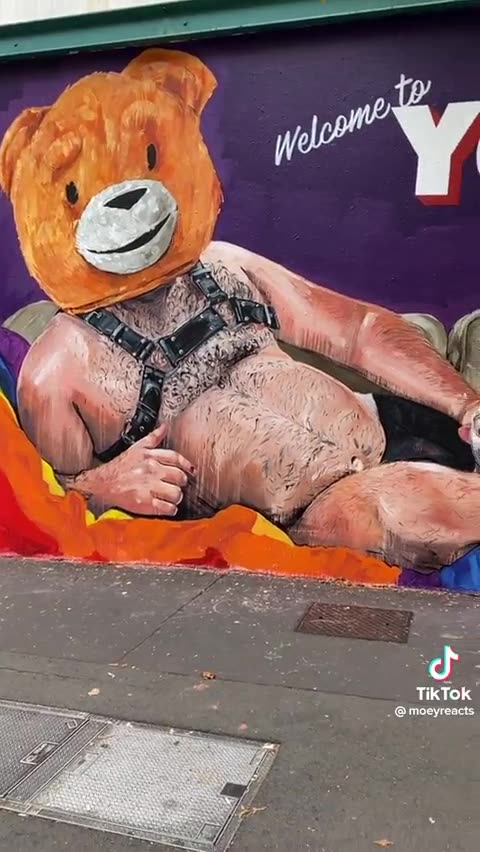 Anuncio osito de peluche sadomasoquista en barrio gay