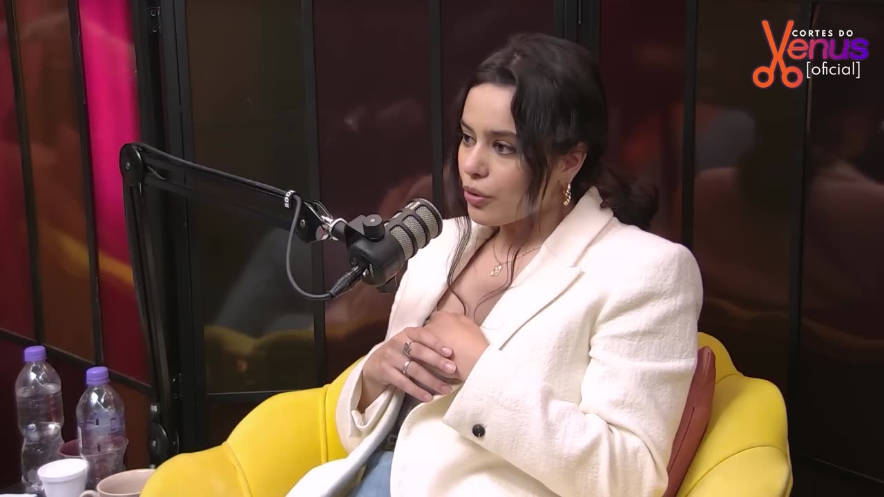 Criss EXPLANA COMPLÔ na comédia