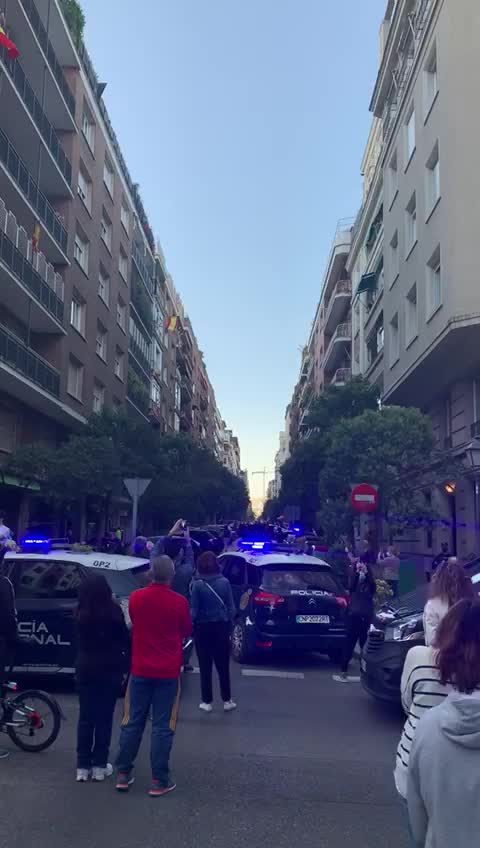 Gobierno Sánchez-Iglesias manda a su Policía reprimir al Pueblo con bandera (4)