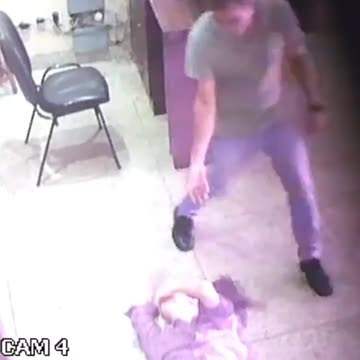 Porteiro é visto ajudando Victor Meyniel 2 minutos após fim das agressões