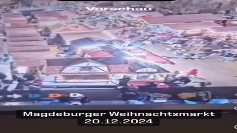 Aufnahmen zeigen den Moment, in dem ein Auto in eine Menschenmenge auf einem Weihnachtsmarkt