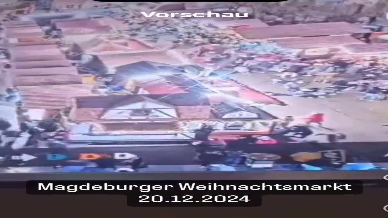 Aufnahmen zeigen den Moment, in dem ein Auto in eine Menschenmenge auf einem Weihnachtsmarkt