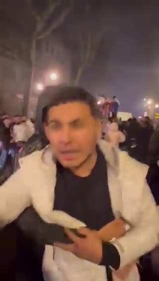 Marokkaner verhöhnen Franzosen: Lang lebe Marokko. Auf den Koran. Fick Frankreich"