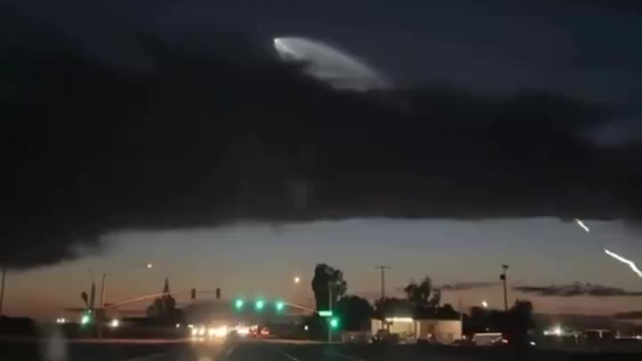 Los Angeles California - Large Jellyfish Looking thing in the Sky