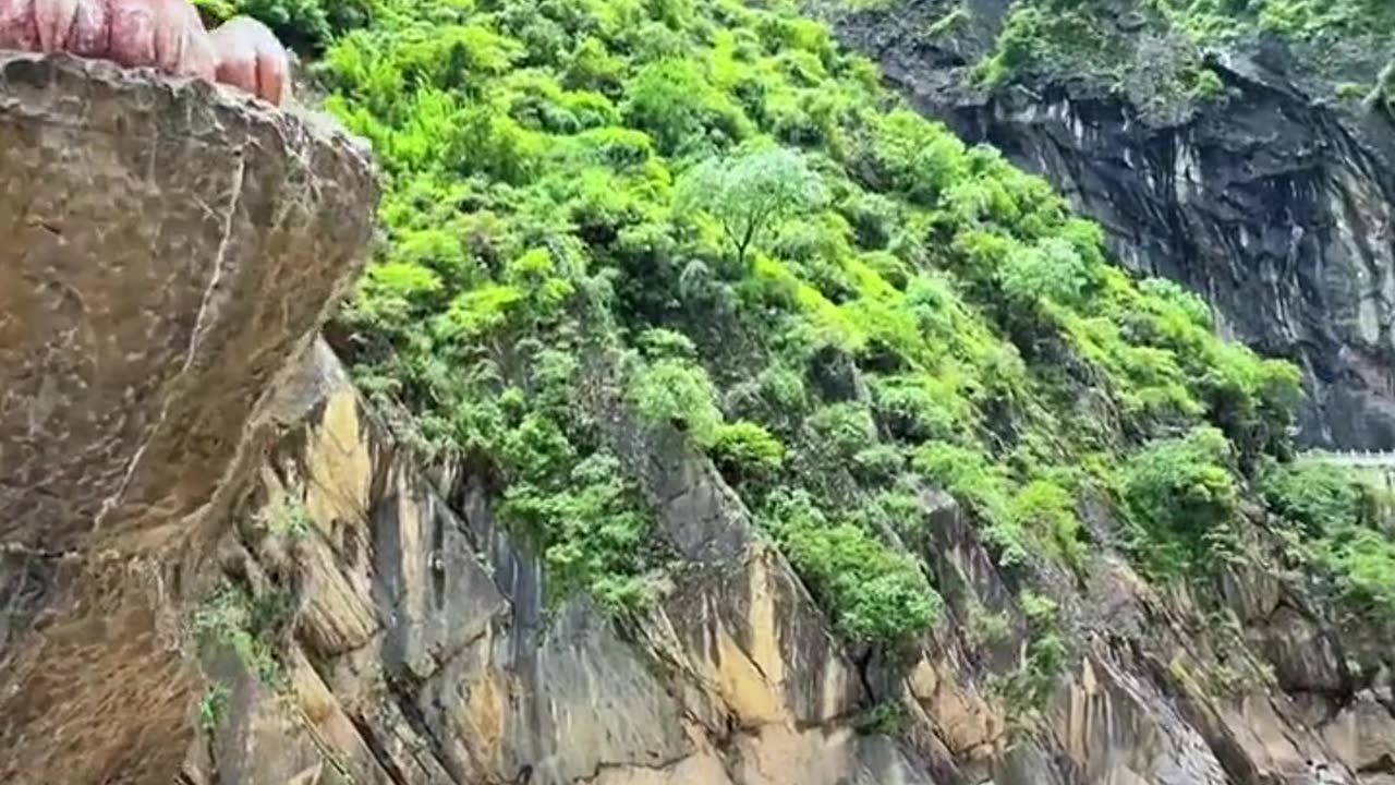 The first Grand Canyon of the Yangtze River - Tiger Leaping Gorge