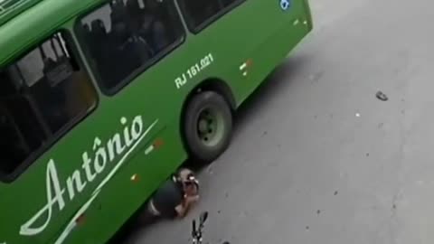 Dude loses control of bike and ends up under wheel of bus
