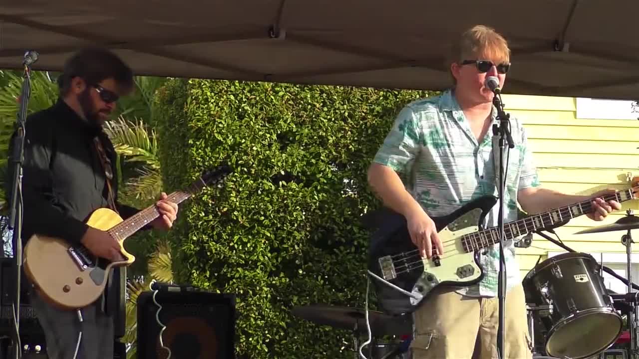 Fort Pierce Farmers Market Music by The Humdiggers playing Stray Cat Strut