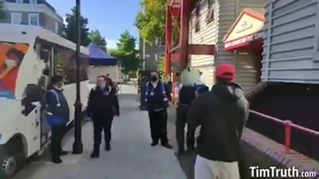 Υπεύθυνη φαρμακείου παραιτείται γιατι τα εμβόλια κορωναϊού σκοτώνουν τους πελάτες της !