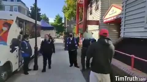 Υπεύθυνη φαρμακείου παραιτείται γιατι τα εμβόλια κορωναϊού σκοτώνουν τους πελάτες της !