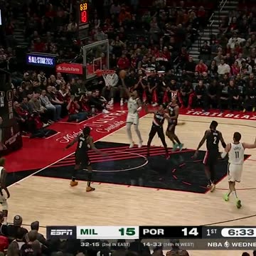 NBA - Damian Lillard splits the screen and euros his way to a bucket! 8 early PTS