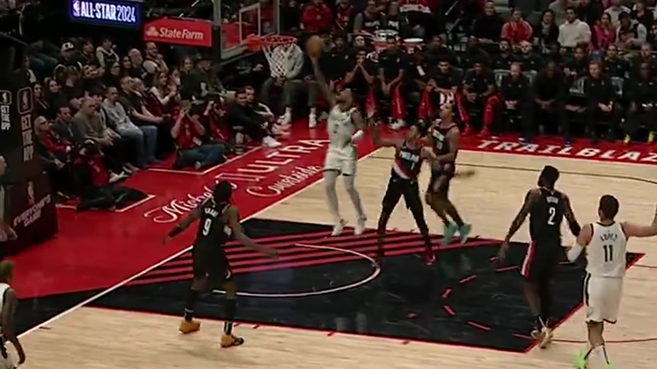NBA - Damian Lillard splits the screen and euros his way to a bucket! 8 early PTS