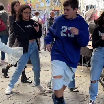 Poor kid 😁🕺😂 lovely reaction, Statue Prank