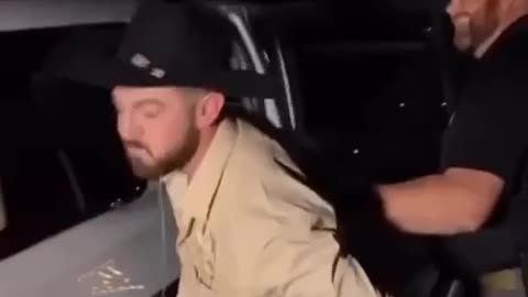 Drunk while caught cop is laughing too 😂