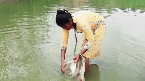 Hand Fishing | Traditional Fishing 🌻#fishing #nightfishing #shorts #shortsfeed #bigfish #video