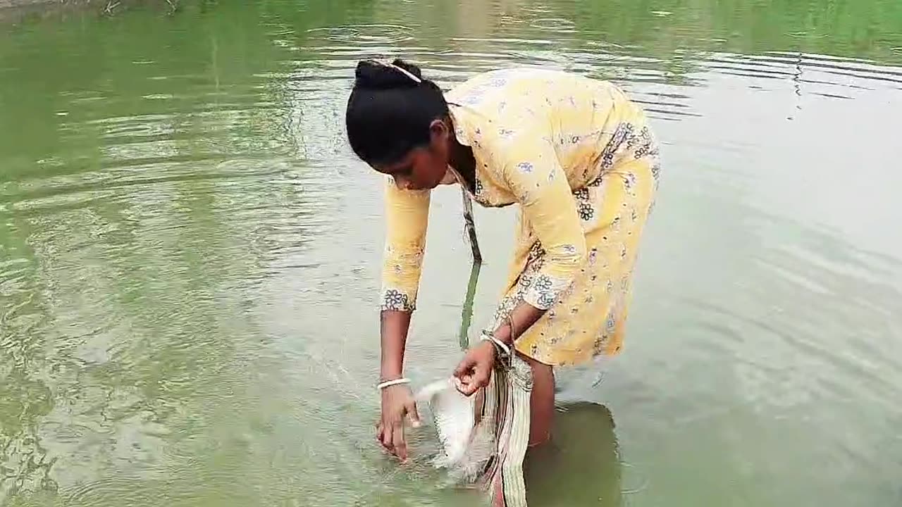 Hand Fishing | Traditional Fishing 🌻#fishing #nightfishing #shorts #shortsfeed #bigfish #video