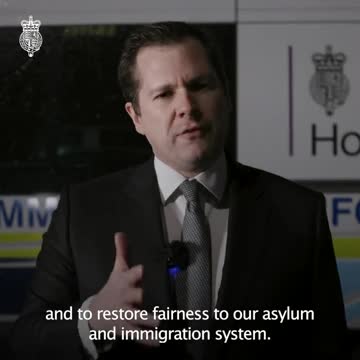 Shpërthen ministri britanik: Gjejini shqiptarët, çojini në aeroport që të kthehen në Tiranë