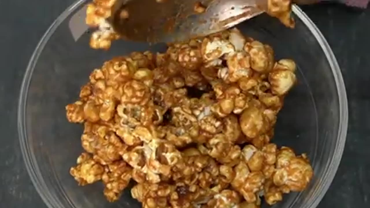 How to prepare caramel popcorn