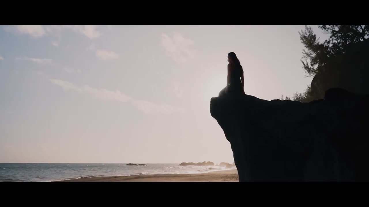 Outdoor aerial photography, capture the beauty of the sunset on the beach in the United States
