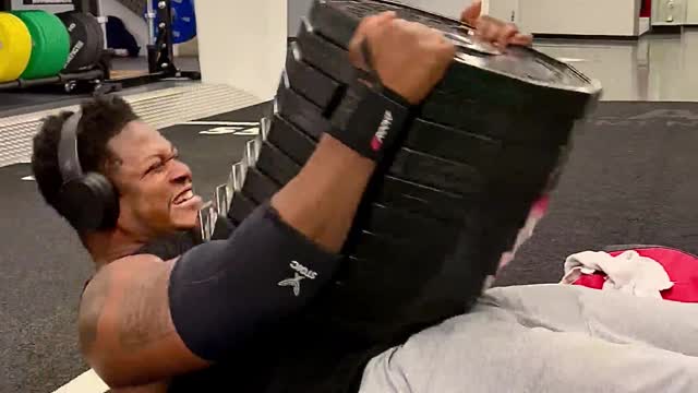 40-Year-Old Man Does Sit-Ups With 450 Lbs.