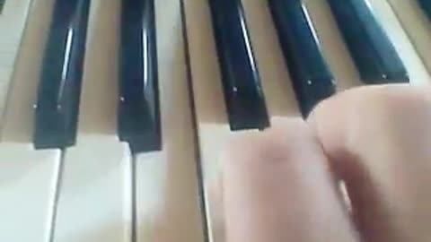 TOCANDO TECLADO ''EU NAVEGAREI''