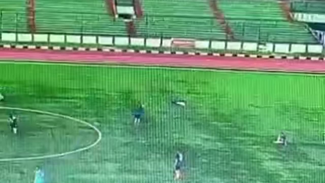 The Seconds a Football Player Was Struck by Lightning at Siliwangi Stadium, the Victim Died