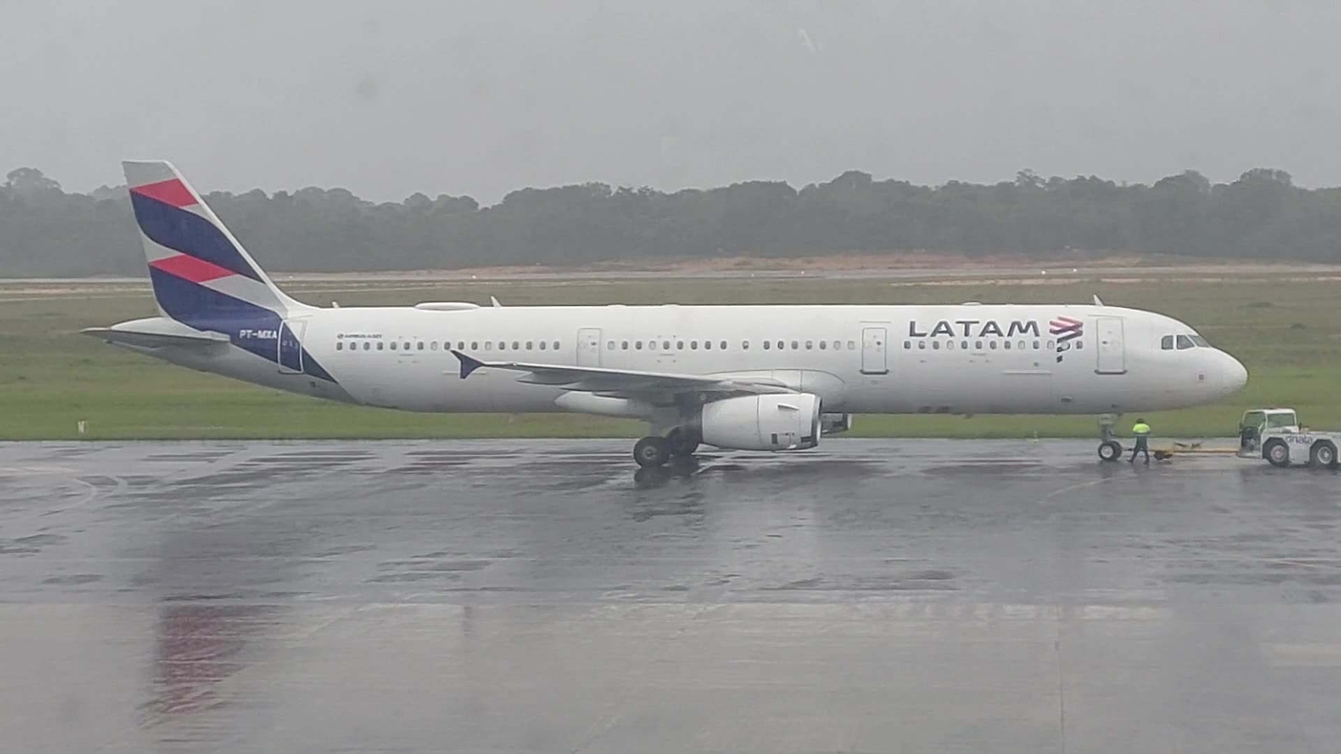 Airbus A321 PT-MXA-Pushback