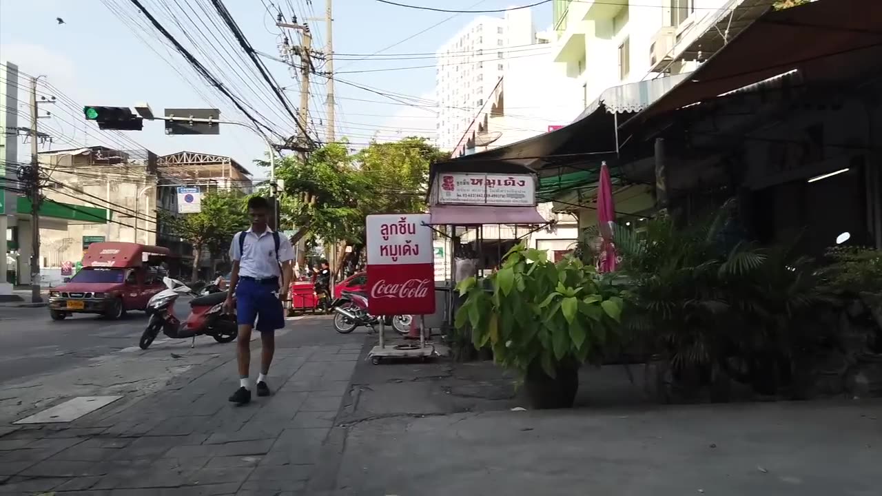A beautiful Thai woman paid for my lunch with the hope of becoming my bride