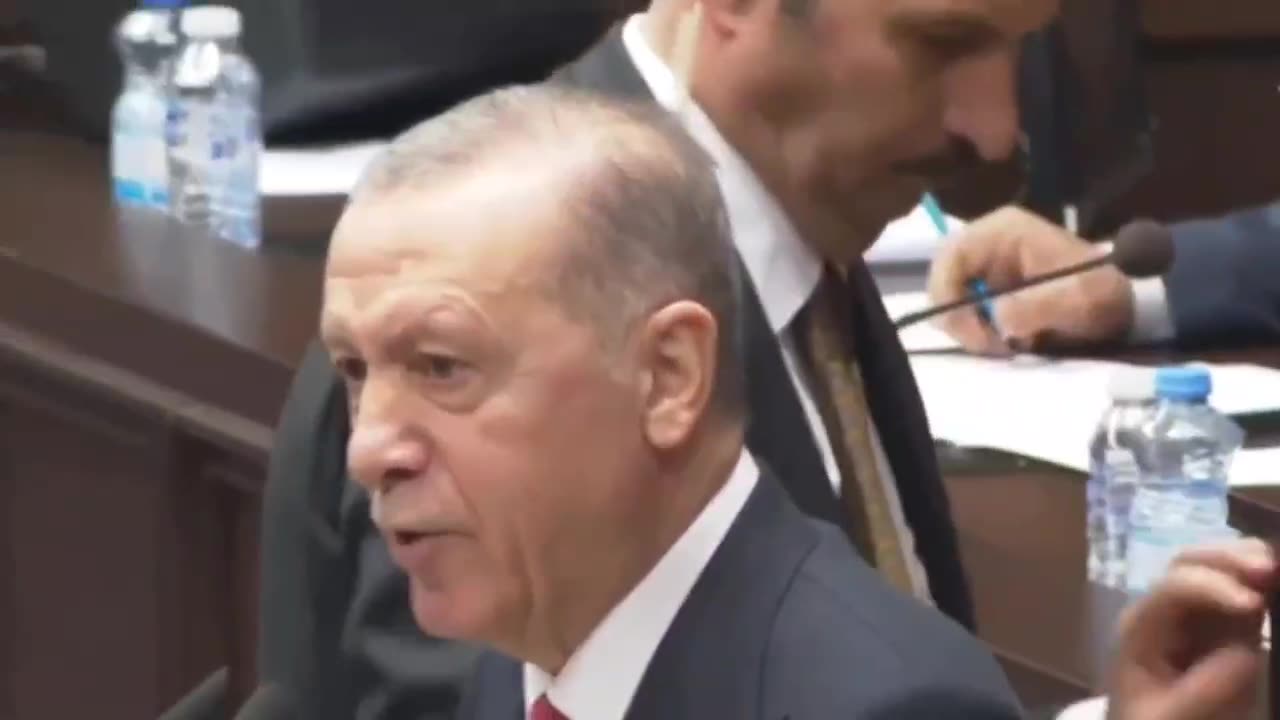 🇹🇷 Erdogan's security guard saved the Turkish president from a possible wasp attack