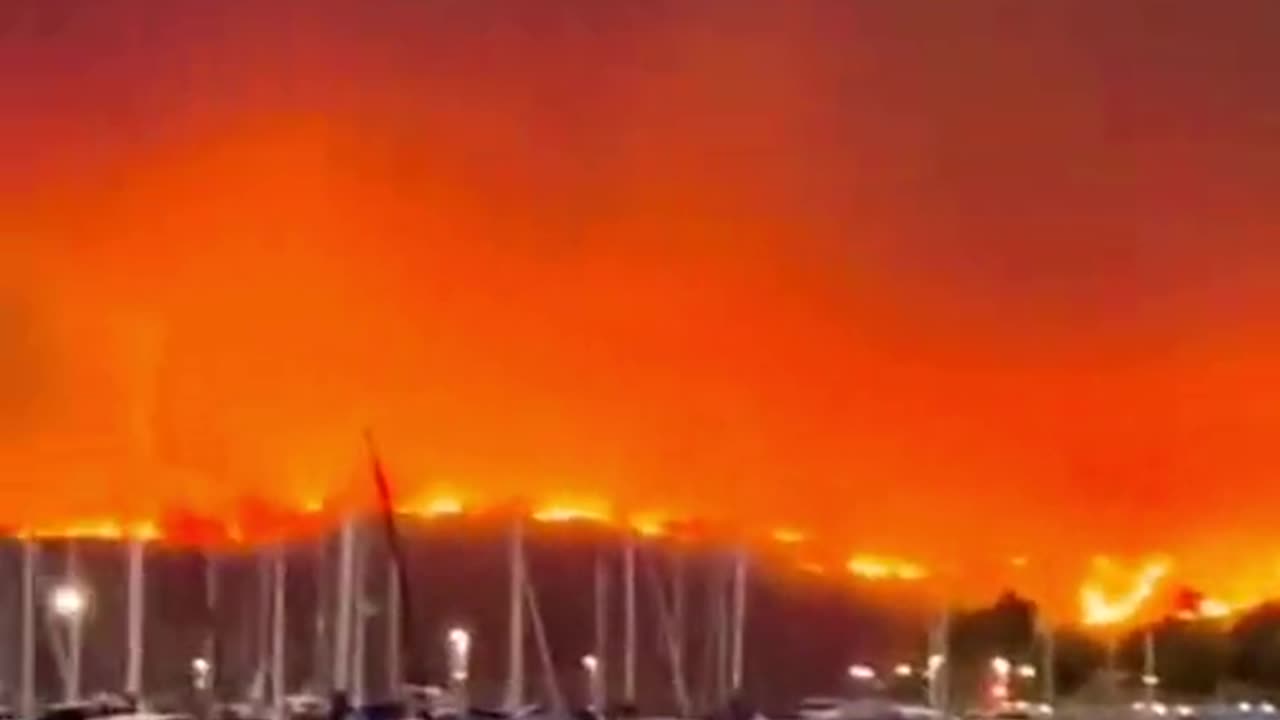 Disaster | Canada wildfires 2023:Thousands flee city in 'apocalyptic' scenes