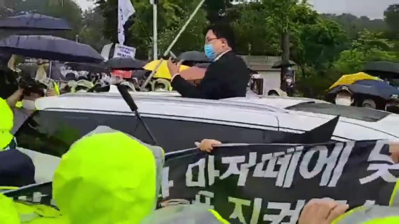 20200717_V3_S01(U1EjqIugZkc)비 오는 백선엽 장군 안장식날, 왠 분탕들이 소음으로 어지럽히나_