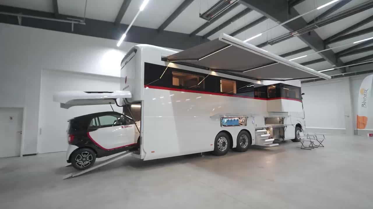 A super handsome RV.
