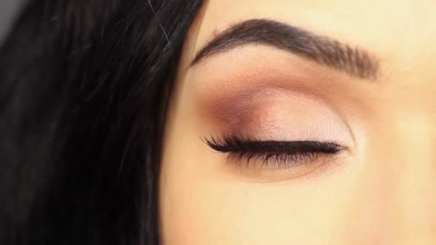 HOW TO APPLY EYESHADOW FOR BEGINNERS