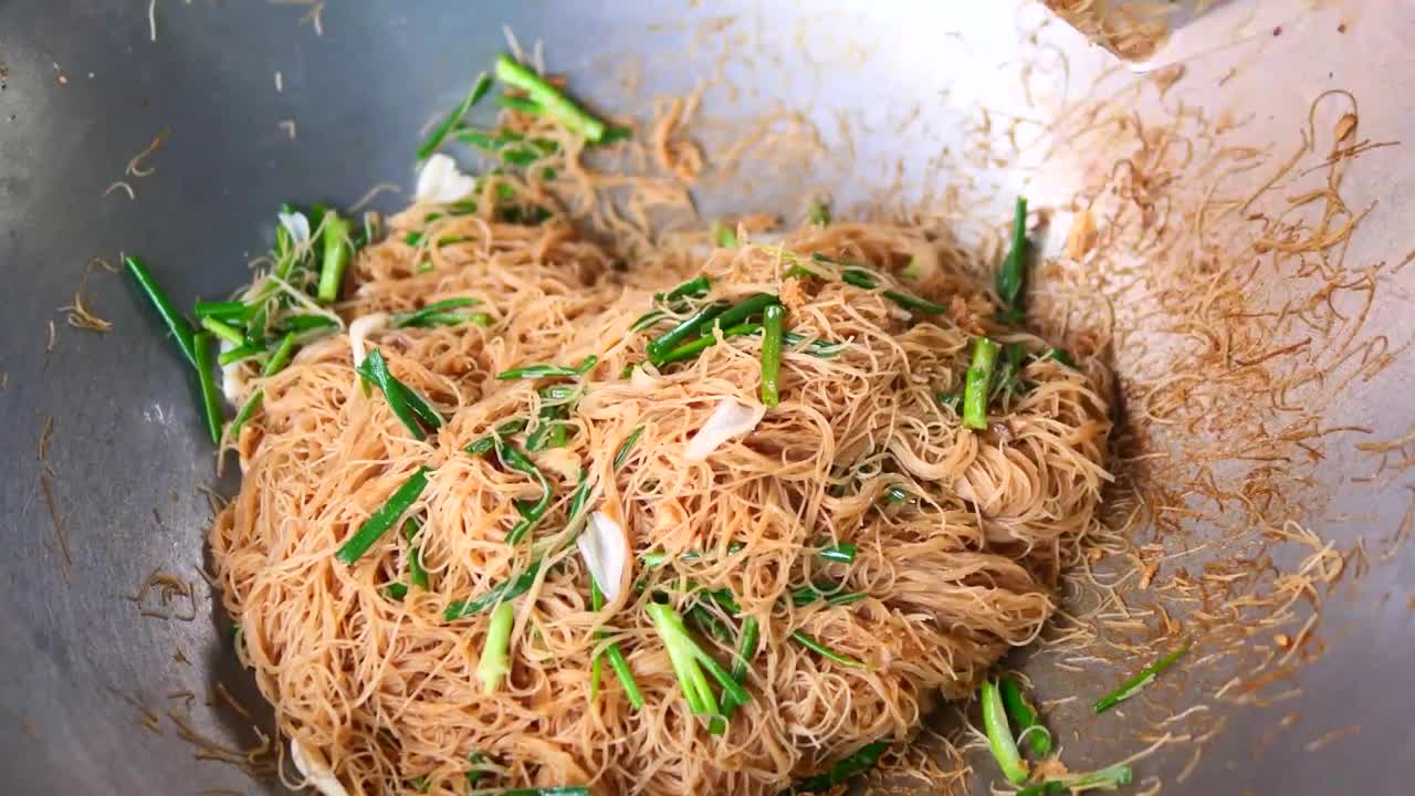 Fried rice noodles are easy to make, sticky and soft noodles. very delicious.