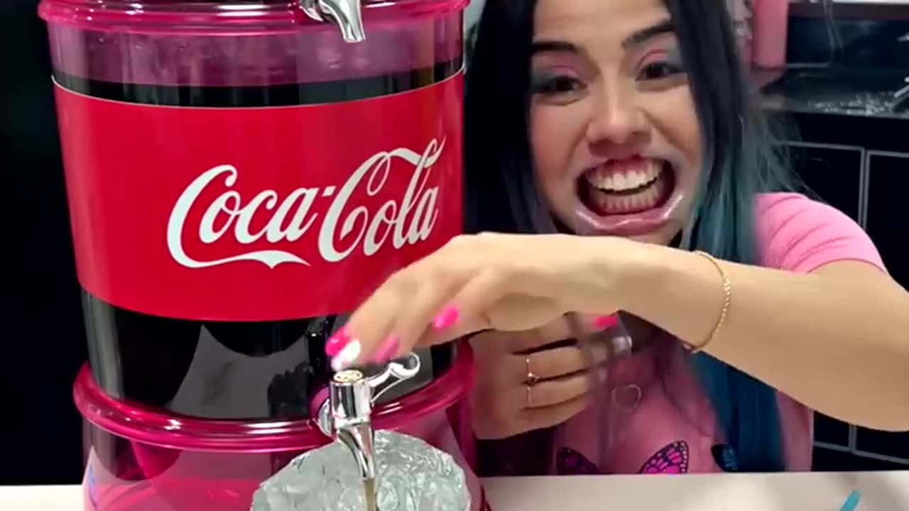 Doesn't know how to drink Coca-Cola