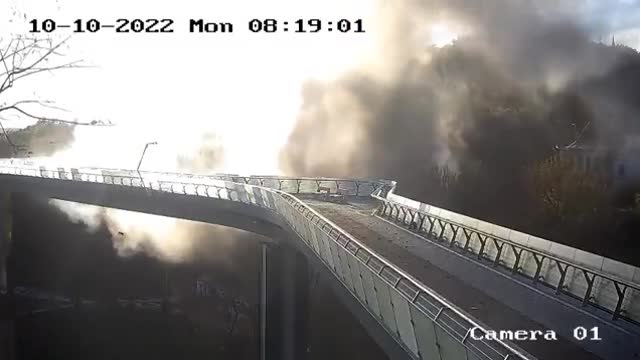 ακομα πεφτει η γεφυρα