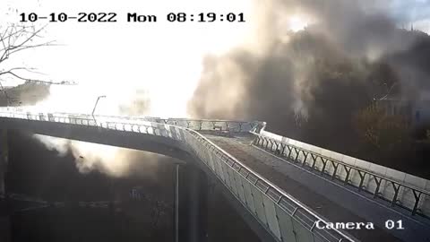 ακομα πεφτει η γεφυρα