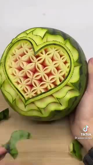 Beautifully cutting skills of watermelon