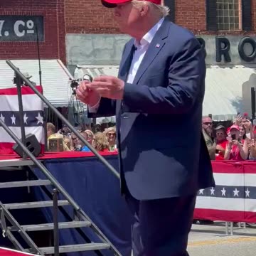 Prezydent Trump tańczy ze sceny w Południowej Karolinie, tłum skanduje „Kochamy cię!”