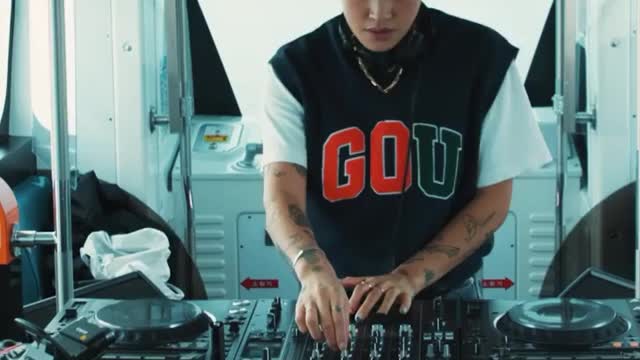 Peggy Gou mixing live in a TRAIN!