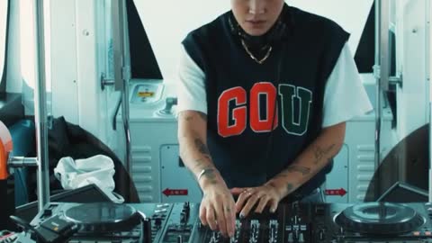 Peggy Gou mixing live in a TRAIN!