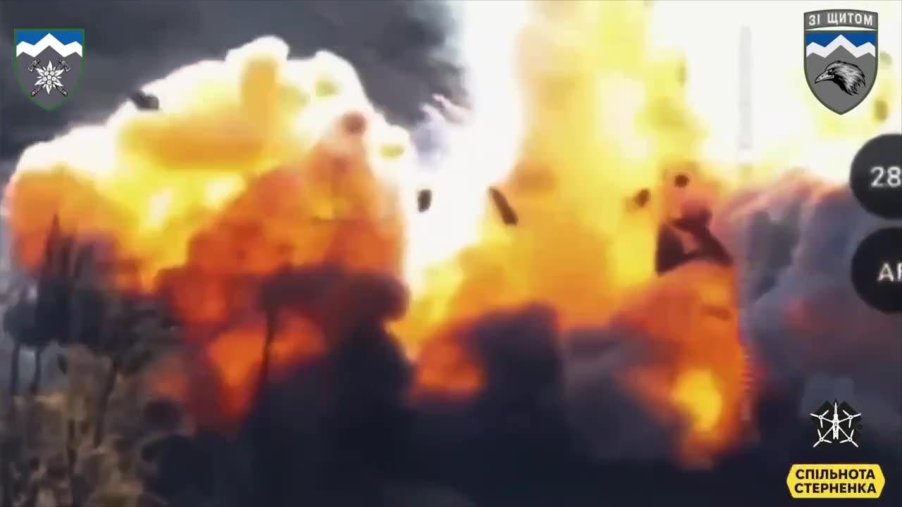 💥🤩 Powerful detonation of Russian tank ammunition after FPV drone strike in